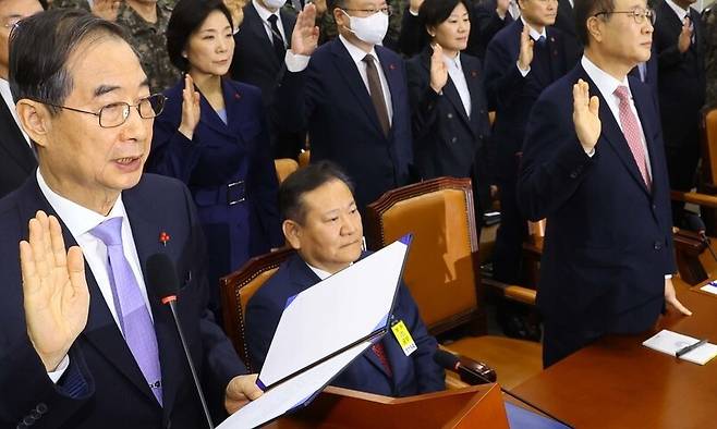22일 국회 ‘윤석열 정부의 비상계엄 선포를 위한 내란혐의 진상규명 국정조사특별위원회 국정조사’ 1차 청문회에 출석한 한덕수 국무총리(맨 왼쪽) 등 증인들이 청문회에 앞서 증인선서를 하고 있다. 이상민 행정안전부 장관은 고발과 재판 등의 이유로 증인 선서를 하지 않겠다며 앉아 있다. 윤운식 선임기자 yws@hani.co.kr