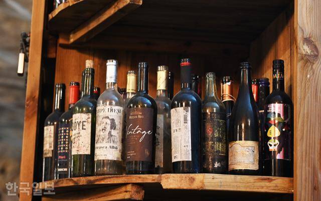 활옥동굴 내부의 와이너리. 온도와 습도가 세계 최대 규모인 몰도바 국영 밀레스티미치 와이너리와 비슷하다고 한다.