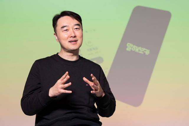 박종흠 이팝소프트 대표가 서울 세종로 한국일보사에서 인터뷰를 하며 영어 공부 앱 '말해보카' 개발 과정을 설명하고 있다. 유명 게임 개발자 출신인 그는 게임의 재미와 AI의 분석력을 접목해 재미있게 오래 공부할 수 있는 영어공부 앱을 개발했다. 류기찬 인턴기자