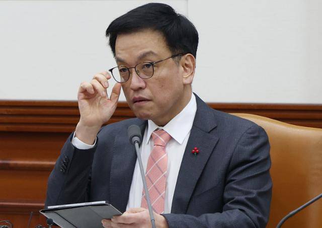 최상목 대통령 권한대행 부총리 겸 기획재정부 장관이 22일 정부서울청사에서 열린 국정현안관계장관회의 겸 경제관계장관회의에서 안경을 만지고 있다. 왕태석 선임기자