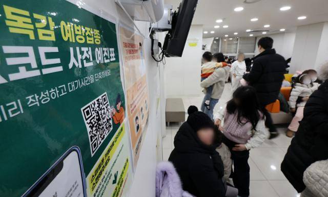 서울의 한 어린이병원을 찾은 어린이 환자와 보호자가 진료를 받기 위해 대기하고 있다. 뉴스1