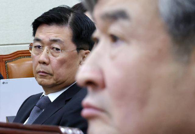 홍장원(왼쪽) 전 국가정보원 1차장이 22일 국회에서 열린 윤석열 정부의 비상계엄 선포를 통한 내란 혐의 진상규명 국정조사 특별위원회 1차 청문회에 출석해 자리하고 있다. 오른쪽은 조태용 국가정보원장.뉴시스