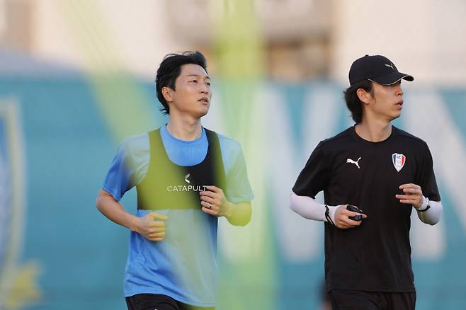 수원 최영준(왼쪽)이 최근 태국 방콕에서 진행 중인 전지훈련에서 세션을 소화하고 있다. 사진=수원
