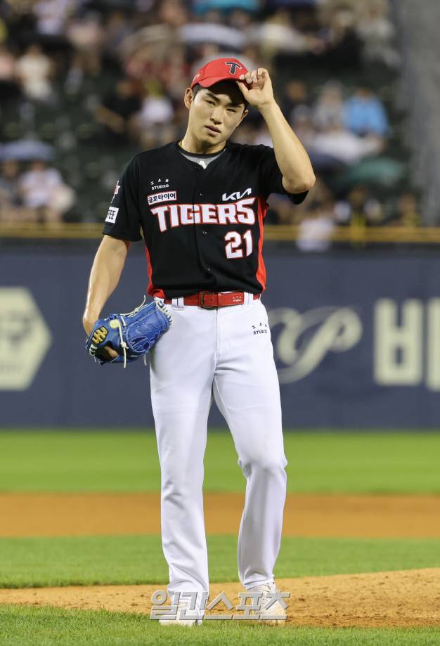 9일 오후 서울 잠실야구장에서 열린 프로야구 KIA와 LG 경기. KIA가 11-4 승리했다. 경기 종료 후 투수 김사윤이 모자를 만지고 있다. 잠실=정시종 기자&nbsp; /2024.07.09.