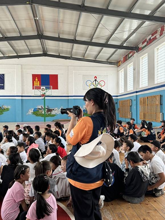 몽골 해외 봉사활동 내용을 영상 취재하고 있다. [사진=국립군산대학교]