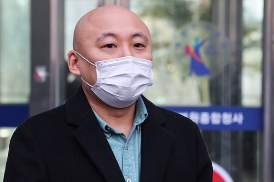 웹툰 작가 주호민이 지난해 2월 1일 오전 경기도 수원시 영통구 수원지방법원에서 열린 주 씨의 아들을 정서적으로 학대한 혐의로 기소된 특수교사 A씨 1심 선고 공판이 끝난 후 법원을 나오고 있다. 연합뉴스