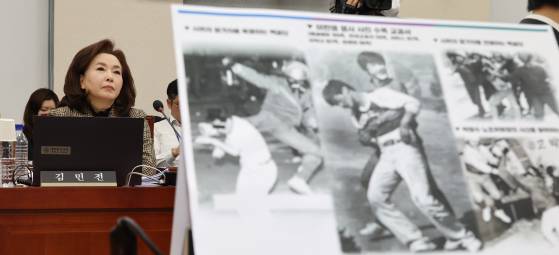 국민의힘 김민전 의원이 17일 국회 교육위원회 전체회의에서 열린 AI 디지털교과서 검증 청문회에서 '백골단' 회견과 관련해 의견을 피력하고 있다.    연합뉴스