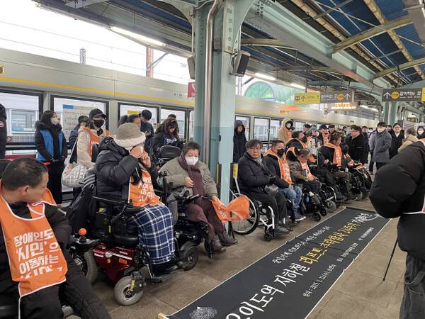 지난 2001년 1월22일 오이도역 지하철 리프트 추락 사고로 장애인 1명이 숨진 지 24년이 지난 오늘(22일) 전국장애인차별철폐연대가 시흥시 오이도역에서 관련 기자회견을 하고 있다. 정예은 인턴기자