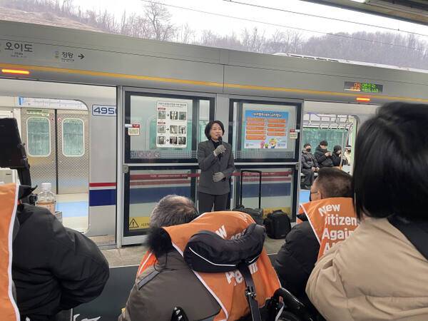 22일 시흥시 오이도역에서 열린 ‘오이도역 리프트 추락 사고 24주기 기자회견’에서 두 번째 발언자로 나선 더불어민주당 서미화 의원(비례)이 장애인 이동권을 법 개선 등을 연설하고 있다. 정예은 인턴기자