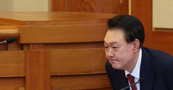 ▲ 윤석열 대통령이 21일 오후 서울 종로구 헌법재판소에서 열린 탄핵심판 3차 변론에 출석하고 있다. ⓒ연합뉴스