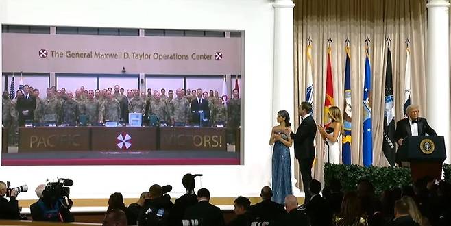 도널드 트럼프 미국 대통령이 20일(현지시간) 취임식 이후 열린 군 관계자들과의 무도회에서 프로젝터 스크린을 통해 경기 평택 미군기지 ‘캠프 험프리스’의 주한 미군 장병들과 영상 통화를 하고 있다. 트럼프 대통령은 통화에서 김정은 북한 국무위원장을 ‘보통내기가 아닌 사람(tough cookie)’이라고 지칭했다. [사진 = 뉴스1]