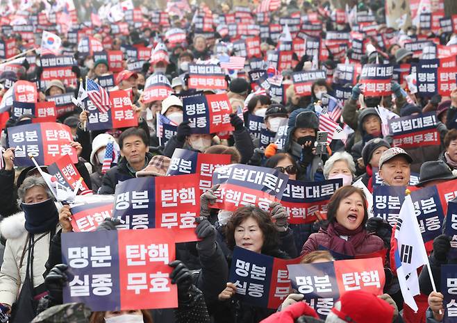 ‘명분 실종 탄핵 무효’
    (서울=연합뉴스) 김성민 기자 = 윤석열 대통령의 탄핵심판 3차 변론이 열리는 21일 서울 종로구 헌법재판소 인근에서 윤석열 대통령 지지자들이 집회를 열고 있다. 2025.1.21
    ksm7976@yna.co.kr
(끝)


<저작권자(c) 연합뉴스, 무단 전재-재배포, AI 학습 및 활용 금지>