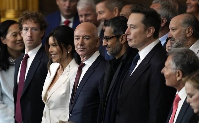 일론 머스크 테슬라 최고경영자(CEO), 순다르 피차이 구글 CEO, 제프 베이조스 아마존 CEO, 마크 저커버그 메타 CEO 등이 20일(현지시간) 미국 워싱턴D.C. 연방의회의사당 중앙홀에서 열린 도널드 트럼프 미국 대통령 취임식에 참석했다. [AP=연합뉴스]