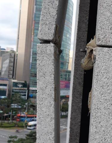 지난 2018년 경암센터빌딩 외벽에 불안정하게 붙어있는 석재의 모습. [사진 = 경암교육문화재단]