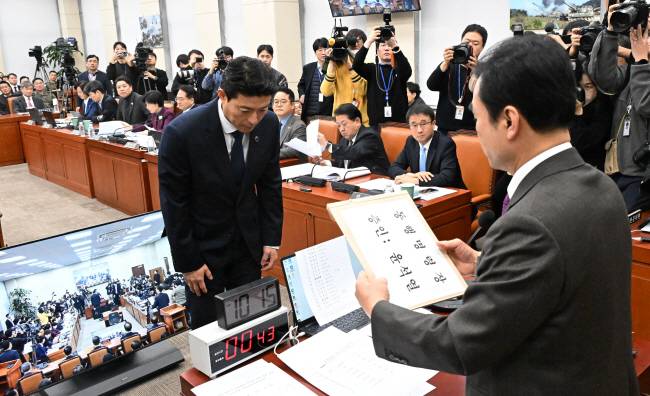 “증인 윤석열 나와라” 22일 오전 국회에서 열린 ‘윤석열 정부의 비상계엄 선포를 통한 내란 혐의 진상규명 국정조사 특별위원회’ 1차 청문회에서 안규백(오른쪽) 위원장이 윤석열 대통령 동행명령장을 발부, 직원에게 교부하고 있다. 곽성호 기자