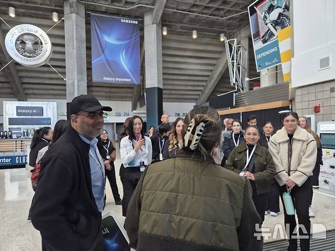 [새너제이=뉴시스] 심지혜 기자= 갤럭시 언팩 2025가 열리는 미국 캘리포니아주 새너제이에 위치한 SAP 센터. 행사 개막 전이라 입장할 수는 없었지만 안에서는 마지막 작업을 하는 관계자들의 분주한 움직임을 볼 수 있었다. 또 인플루언서 피켓을 든 관계자가 수 명의 사람 앞에서 설명을 하고 있기도 했다. 2025.1.21