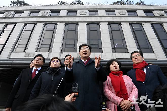 22일 오전 서울 종로구 헌법재판소를 항의 방문한 국민의힘 권선동 원내대표가 출입과 관련해 헌재 측과 협의되지 않아 방문이 무산된 가운데 정문에서 입장을 밝히고 있다. 황진환 기자