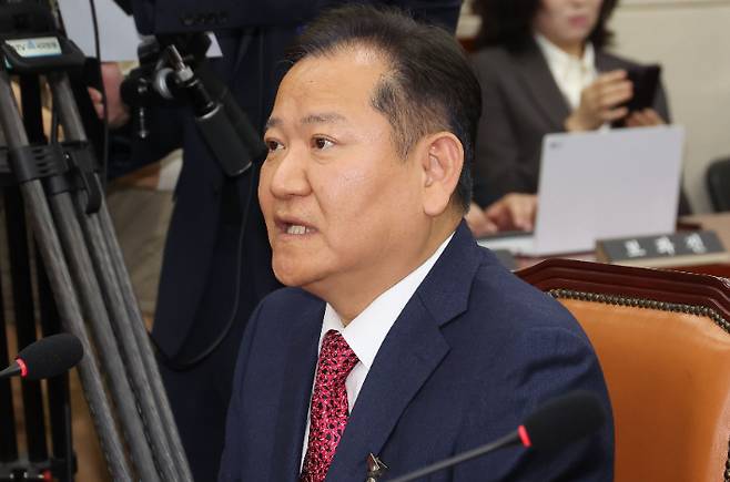 이상민 전 행정안전부 장관이 22일 국회에서 열린 '윤석열 정부의 비상계엄 선포를 통한 내란 혐의 진상규명 국정조사 특별위원회' 1차 청문회에서 증언을 거부하고 있다. 연합뉴스