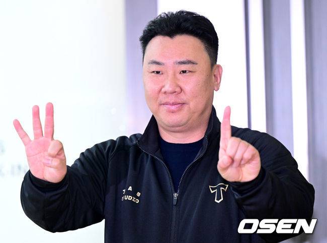 [OSEN=인천공항, 최규한 기자] 프로야구 KIA 타이거즈가 22일 오전 미국 캘리포니아 어바인에서 열리는 스프링캠프를 위해 인천공항을 통해 출국했다.KIA 타이거즈는 2025 시즌을 대비해 22일과 23일, 이틀에 걸쳐 미국으로 출국해 오는 25일부터 3월 5일까지 어바인에 위치한 그레이트 파크 베이스볼 컴플렉스(Great Park Baseball Complex)와 오키나와 킨 구장에서 스프링캠프를 꾸린다.KIA 이범호 감독이 출국을 앞두고 취재진을 향해 포즈를 취하고 있다. 2025.01.22 / dreamer@osen.co.kr