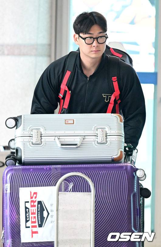 [OSEN=인천공항, 최규한 기자] 프로야구 KIA 타이거즈가 22일 오전 미국 캘리포니아 어바인에서 열리는 스프링캠프를 위해 인천공항을 통해 출국했다.KIA 타이거즈는 2025 시즌을 대비해 22일과 23일, 이틀에 걸쳐 미국으로 출국해 오는 25일부터 3월 5일까지 어바인에 위치한 그레이트 파크 베이스볼 컴플렉스(Great Park Baseball Complex)와 오키나와 킨 구장에서 스프링캠프를 꾸린다.KIA 곽도규가 출국장으로 향하고 있다. 2025.01.22 / dreamer@osen.co.kr