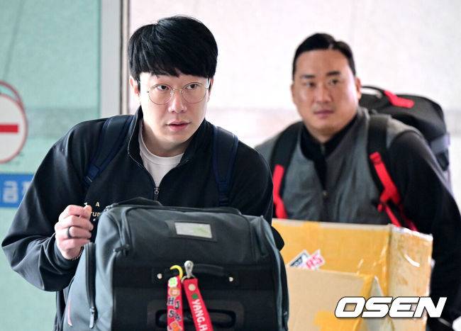 [OSEN=인천공항, 최규한 기자] 프로야구 KIA 타이거즈가 22일 오전 미국 캘리포니아 어바인에서 열리는 스프링캠프를 위해 인천공항을 통해 출국했다.KIA 타이거즈는 2025 시즌을 대비해 22일과 23일, 이틀에 걸쳐 미국으로 출국해 오는 25일부터 3월 5일까지 어바인에 위치한 그레이트 파크 베이스볼 컴플렉스(Great Park Baseball Complex)와 오키나와 킨 구장에서 스프링캠프를 꾸린다.KIA 양현종과 김태군이 출국장으로 향하고 있다. 2025.01.22 / dreamer@osen.co.kr