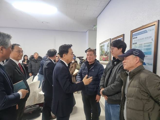 김태흠 충남지사가 22일&nbsp;‘천안시 대체소각시설 상생협력’ 업무협약식에서 주민들과 대화하고 있다.