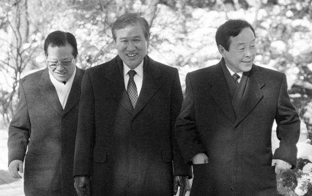 1990년 1월22일 3당 합당을 공식 발표한&nbsp;공화당 김종필 총재(왼쪽부터),&nbsp;민정당 총재 노태우 대통령,&nbsp;민주당 김영삼 총재가 환한 표정으로 함께&nbsp;이동하고 있다. 세계일보 자료사진