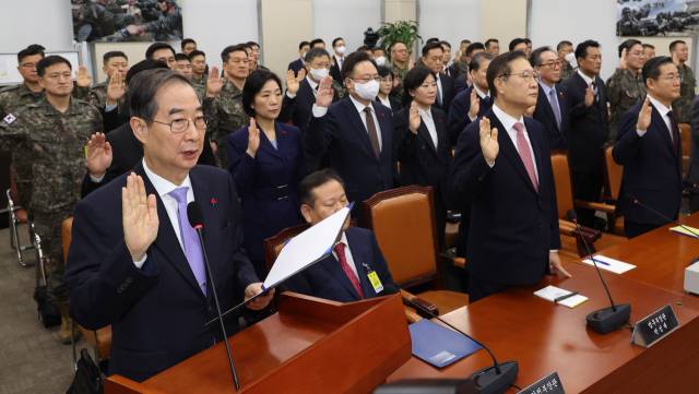 한덕수 국무총리를 비롯한 증인들이 22일 국회에서 열린 '12·3 비상계엄 사태의 진상규명을 위한 국회 국정조사 특별위원회' 1차 청문회에 증인으로 출석해 증인선서를 하는 가운데, 이상민 전 행정안전부 장관이 선서를 거부하며 자리에 착석해 있다. 오승현 기자