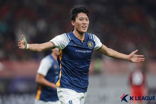 광주FC에서 스트라이커와 센터백을 두루 경험한 허율은 2025시즌부터 함께할 울산 HD에선 일단 스트라이커로 출발한다.  허율이 광주 유니폼을 입고 지난달 3일 상하이 포트(중국)와 ACLE 리그 스테이지 원정경기에서 득점한 뒤 세리머니를 펼치고 있다. 사진제공｜한국프로축구연맹