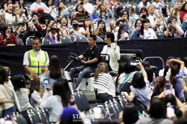 김수현 '2024AAA 팬들과 즐거운 인사' [AAA 스페셜 포토]