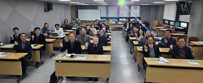'지구촌 한글학교 미래 포럼' 제5차 발표회 참가자들 (서울=연합뉴스) 박현수 기자 = 22일 오후 서울 강동구 성내동 국제언어대학원대학교에서 열린 지구촌 한글학교 미래포럼 제5차 발표회에서 참가자들이 기념사진을 찍고 있다. 2025.1.22. phyeonsoo@yna.co.kr