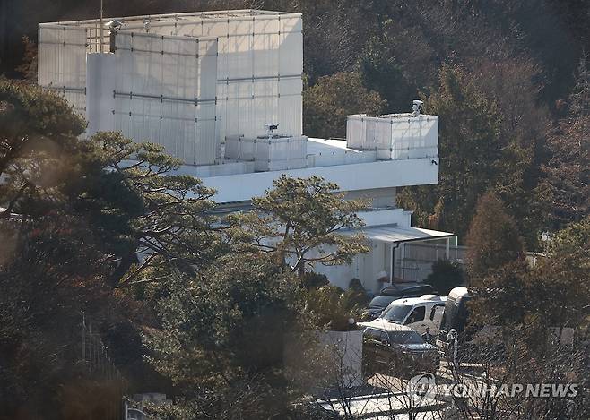 공수처 향하는 차량 (서울=연합뉴스) 김성민 기자 = 윤석열 대통령이 탄 차량 행렬이 15일 서울 용산구 한남동 대통령 관저에서 나오고 있다. 2025.1.15 ksm7976@yna.co.kr