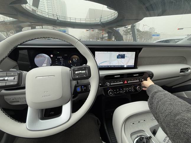 몸을 움직여 팔을 끝까지 뻗어야 버튼에 손이 겨우 닿았다./사진=백유진 기자 byj@