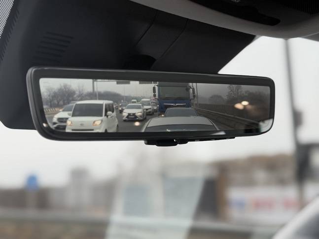 디지털 센서 미러는 '초면'이라 낯설었지만, 빠르게 적응됐다./사진=백유진 기자 byj@