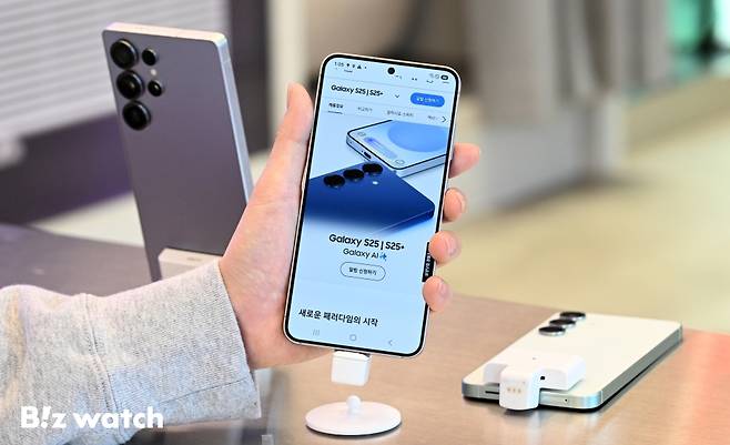 삼성전자가 더 강력해진 AI 기능을 담은 갤럭시 S25 시리즈를 공개했다. 사진은 서울 홍대 KT매장에 직원이 갤럭시 S25 시리즈를 들고 있는 모습./사진=이명근 기자 qwe123@