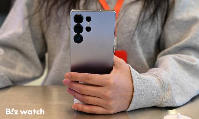 삼성전자가 더 강력해진 AI 기능을 담은 갤럭시 S25 시리즈를 공개했다. 사진은 서울 홍대 KT매장에 직원이 갤럭시 S25 시리즈를 들고 있는 모습./사진=이명근 기자 qwe123@