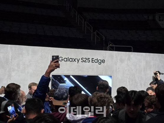 22일 미국 새너제이 SAP센터에서 ‘갤럭시 언팩 2025’가 개최됐다. 갤럭시 S25 엣지 콘셉트폰을 보기 위해 사람들이 몰려있다(사진=윤정훈 기자)
