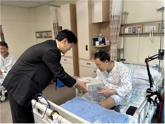 김도형 고용노동부 대전지방고용노동청장이 산재환자들에게 위문품을 전달하며 쾌유와 격려의 마음을 전하고 있다.