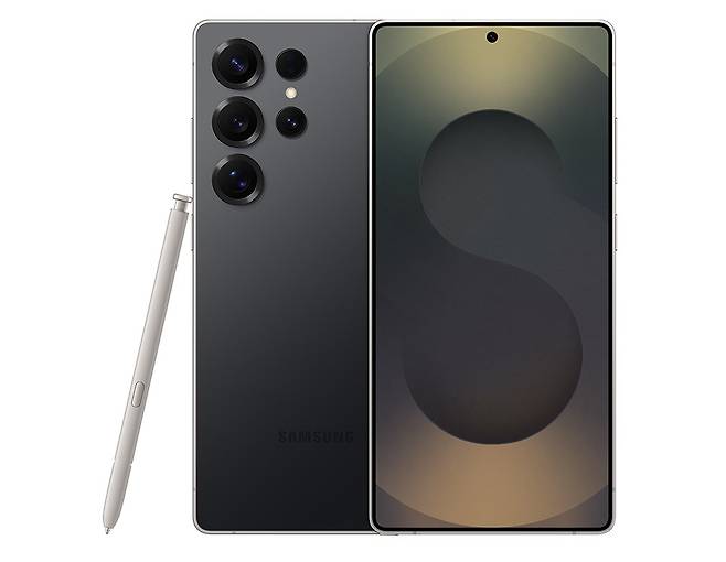 22일(현지시간) 미국 새너제이 SAP센터에서 열린 삼성전자 '갤럭시 언팩 2025(Galaxy Unpacked 2025)' 행사에서 공개된 '갤럭시 S25' 울트라 티타늄 블랙 색상. (삼성전자 제공) 2025.1.23/뉴스1