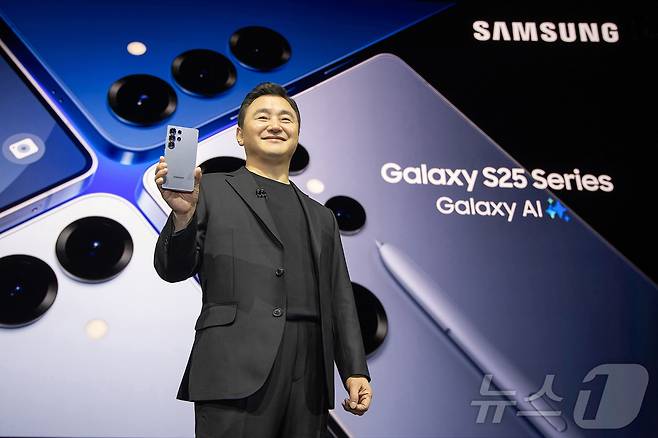 노태문 삼성전자 MX사업부장 사장이 22일(현지시간) 미국 새너제이 SAP센터에서 열린 '갤럭시 언팩 2025(Galaxy Unpacked 2025)' 행사에서 '갤럭시 S25 시리즈'를 공개하고 있다. (삼성전자 제공) 2025.1.23/뉴스1