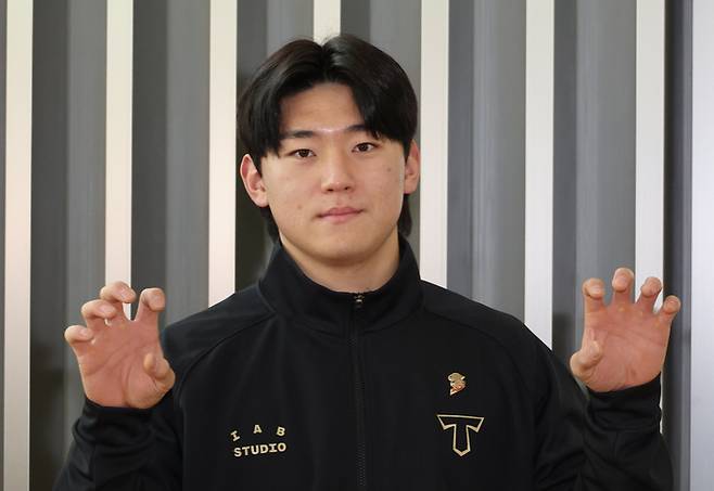 KIA 김도영이 23일 스프링캠프를 치르기 위해 인천국제공항을 통해 출국하고 있다. 사진 | 연합뉴스