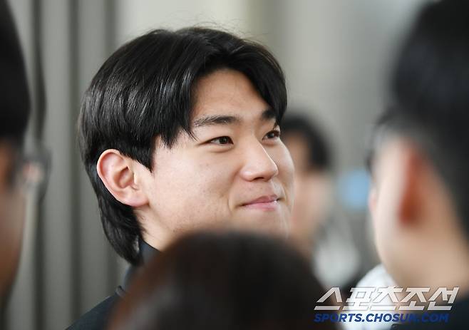 KIA 타이거즈 선수단이 23일 오전 인천국제공항을 통해 스프링캠프가 차려진 미국 캘리포니아 어바인으로 출국했다. 김도영이 인터뷰 도중 미소짓고 있다. 인천공항=정재근 기자 cjg@sportschosun.com/2025.1.23/