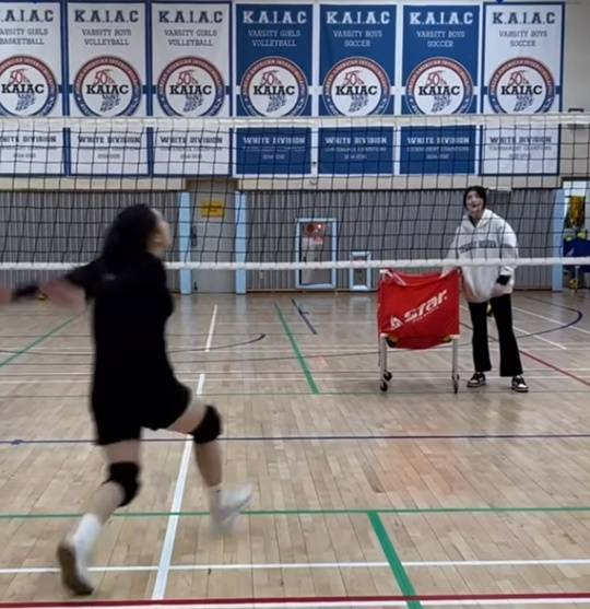 학생을 지도하고 있는 박현주(오른쪽). ⓒ우리카드 유스클럽 SNS