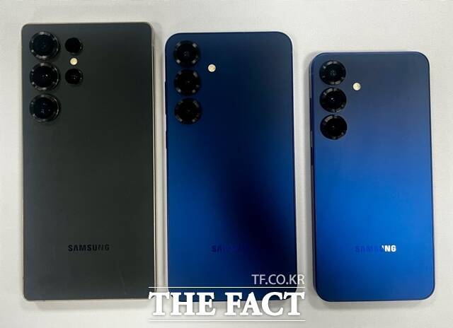 23일 서울 중구 삼성전자 기자실에 갤럭시 S25 시리즈가 전시돼 있다. 왼쪽부터 갤럭시 S25 울트라, 갤럭시 S25 플러스, 갤럭시 S25 모델 /조소현 기자