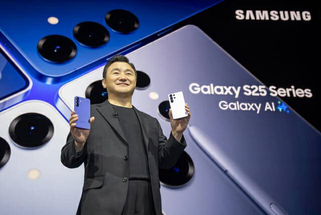 22일(현지시간) 미국 새너제이에 위치한 SAP센터에서 개최된 '갤럭시 언팩 2025(Galaxy Unpacked 2025)' 행사에서 삼성전자 MX사업부장 노태문 사장이 진정한 AI폰 '갤럭시 S25 시리즈'를 공개하고 있다.(사진=삼성전자)