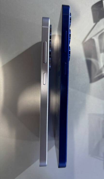 갤럭시S25(좌측), S25 플러서(우측)의 두께가 전작 보다 0.4mm 줄었다.(사진=지디넷코리아)