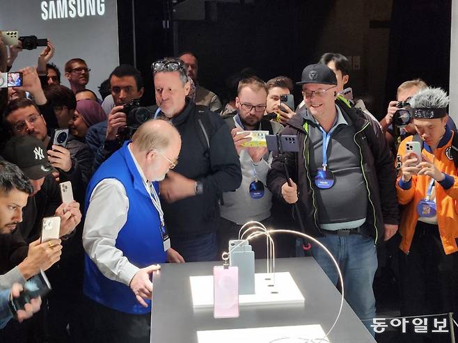 이번 언팩의 ‘히든카드’였던 ‘갤럭시S25 엣지’ 전시 모습. 가벼움을 강조하기 위해 와이어에 매달려 전시됐다. 새너제이=곽도영 기자 now@donga.com