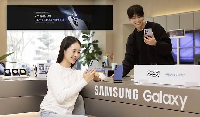 SKT 홍보모델이 SKT 공식인증대리점에서 갤럭시 S25 시리즈와 예약 혜택을 소개하는 모습