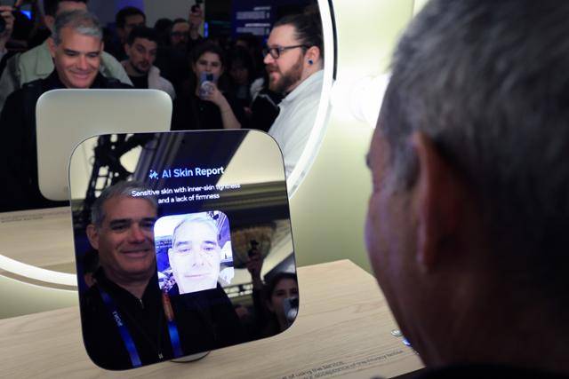 세계 소비자 가전·정보기술(IT) 전시회 'CES 2025' 개막을 이틀 앞둔 5일 오후(현지시간) 미국 네바다주 라스베이거스 시저스 팰리스 호텔에서 열린 '삼성 퍼스트 룩 2025' 행사를 찾은 미디어 관계자들이 거울 디스플레이를 활용한 피부 분석 서비스를 체험하고 있다. 연합뉴스