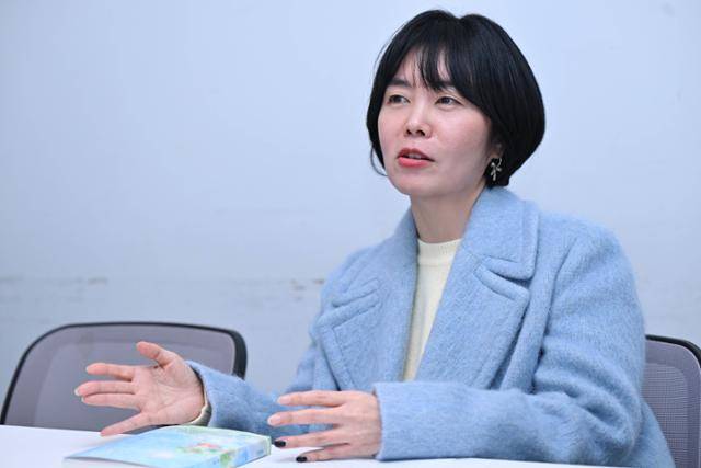 남유하 작가가 21일 서울 중구 한국일보사에서 본보와 인터뷰하고 있다. 남 작가는 스위스 조력사망기관 디그니타스에서 생을 마감한 여덟번 째 한국인이자 어머니인 고 조순복씨의 이야기를 에세이집 '오늘이 내일이면 좋겠다'로 써냈다. 박시몬 기자
